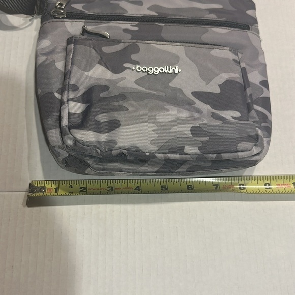Baggallini light grey camouflage travel bag w multiple zippers pockets & strap - Picture 3 of 11